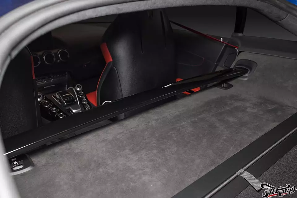 Mercedes AMG GT. Пошив задней стенки в алькантару. Окрас спинок сидений и распорки в черный глянец.